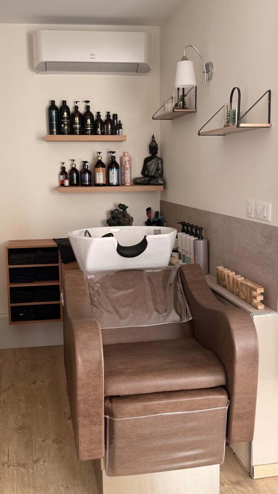 Bac de lavage du salon, fauteuil en cuir et gamme de soins