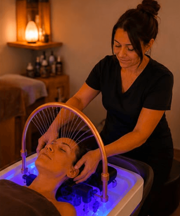 Head Spa en cours : cascade d'eau en chromothérapie au-dessus du visage de la cliente