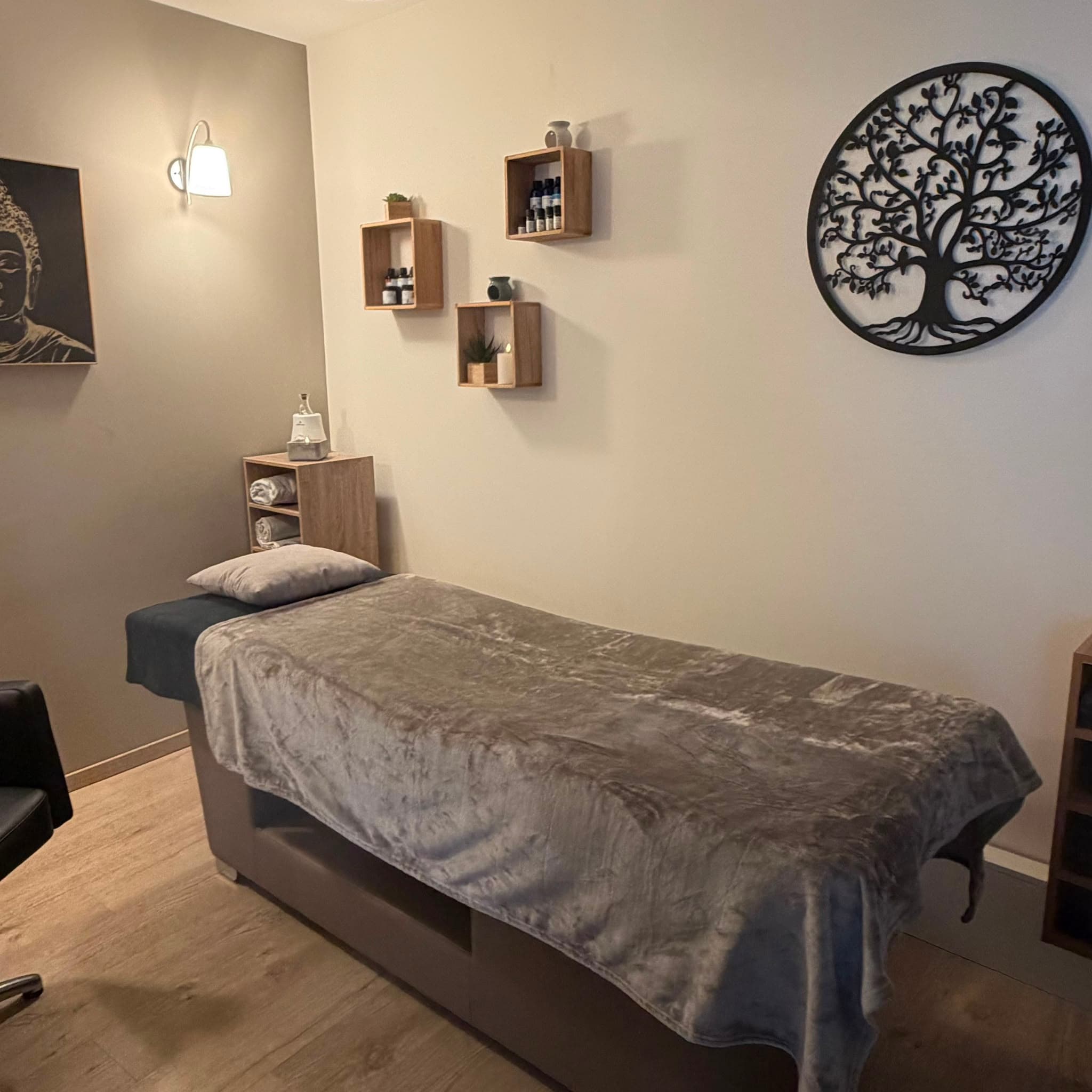 Table de massage préparée, huiles essentielles et arbre de vie